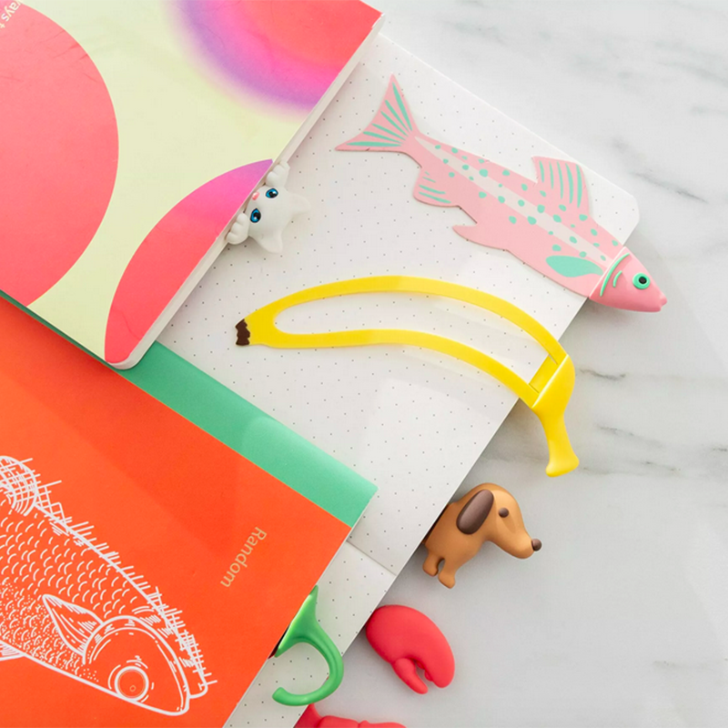 Marque-pages dépassant de différents carnets. 