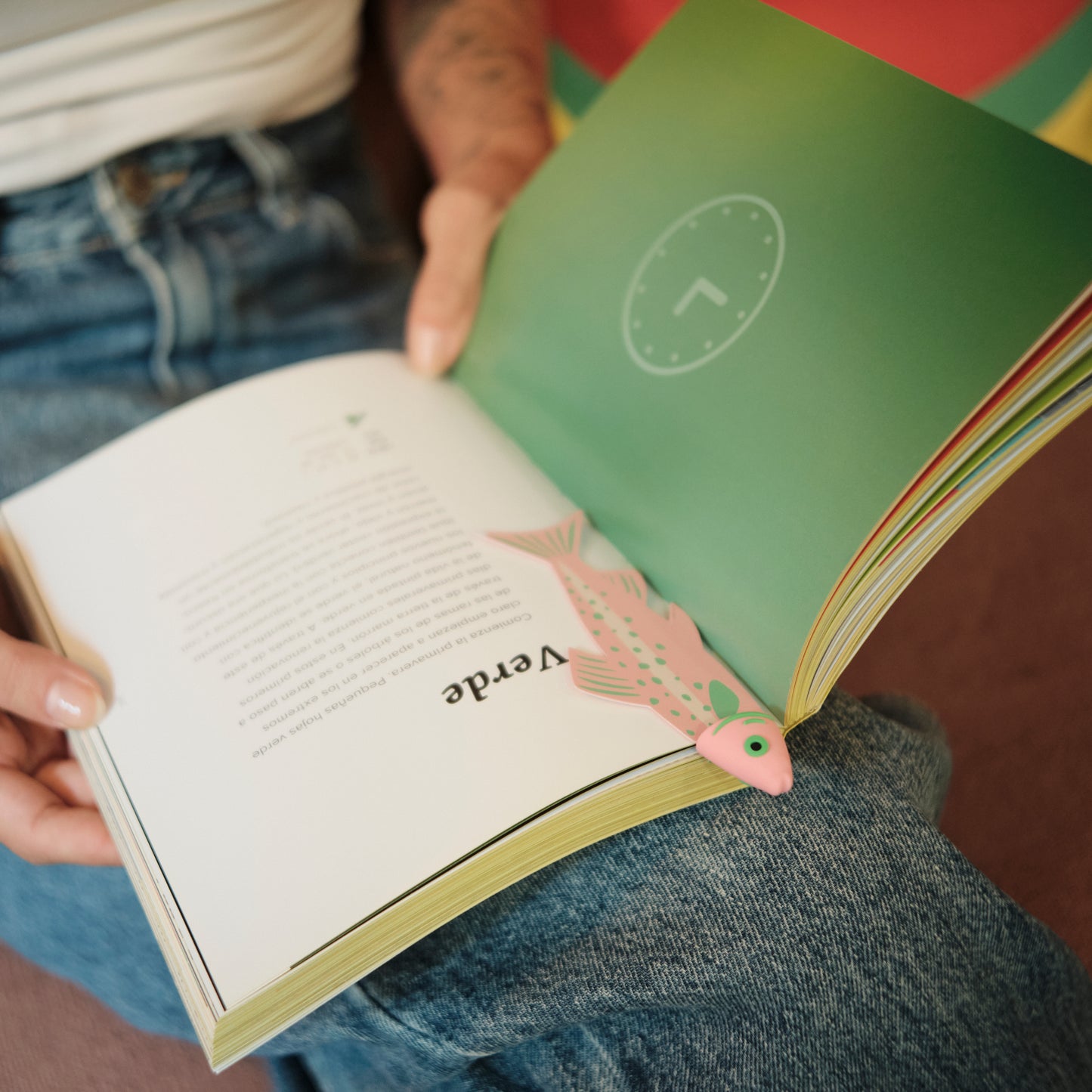 Marque-page poisson dans livre. 