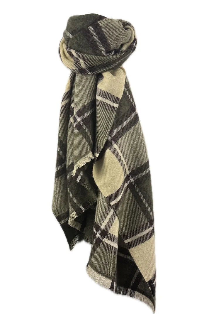 Maxi écharpe en laine avec motif tartan écossais, dans les tons verts.