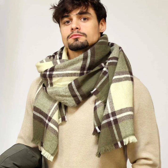 Maxi écharpe en laine avec motif tartan écossais, dans les tons verts.