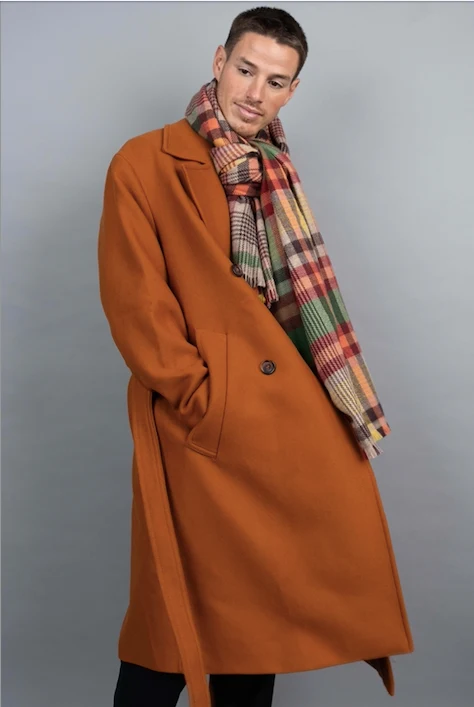 Maxi écharpe en laine avec motif tartan écossais, dans les tons jaunes.
