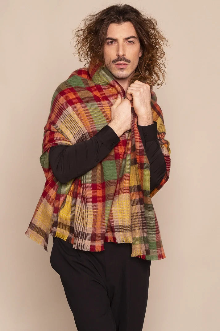 Maxi écharpe en laine avec motif tartan écossais, dans les tons jaunes.