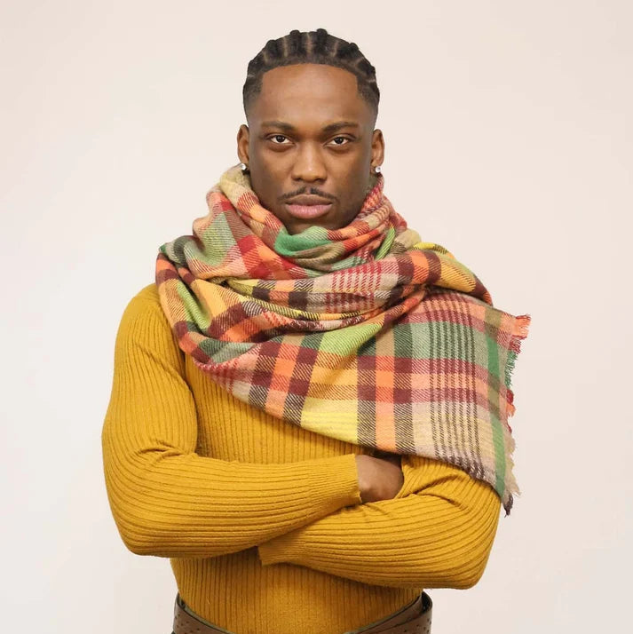 Maxi écharpe en laine avec motif tartan écossais, dans les tons jaunes.