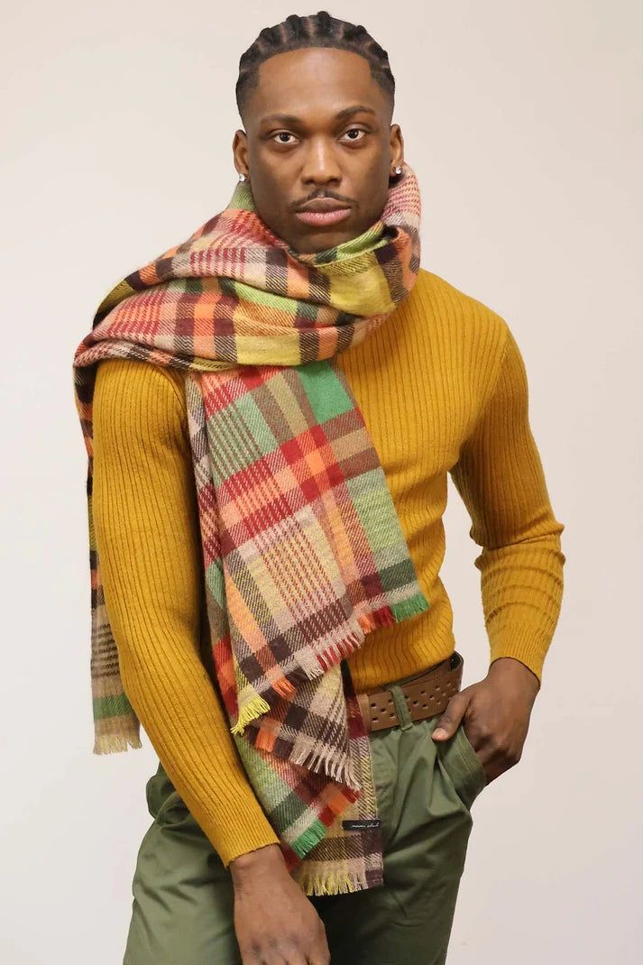 Maxi écharpe en laine avec motif tartan écossais, dans les tons jaunes.