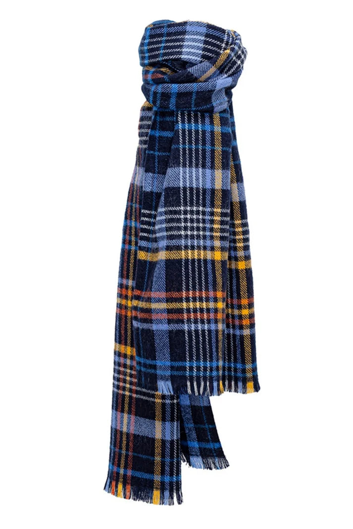 Maxi écharpe en laine avec motif tartan écossais, dans les tons bleus foncés.