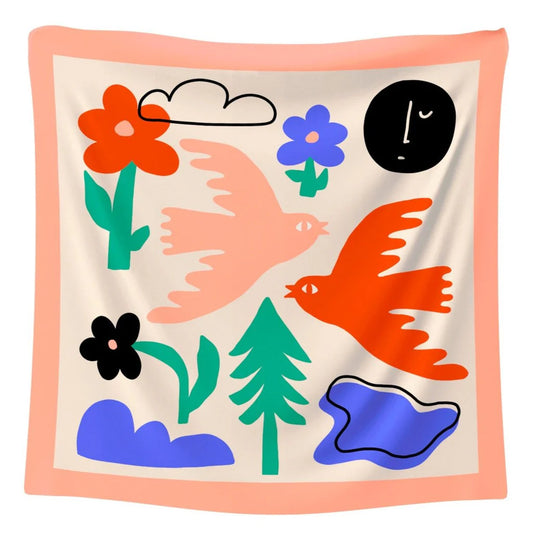 Maxi foulard en satin avec une illustration d'oiseaux colorés dans les tons rose, rouge, bleu et vert. 
