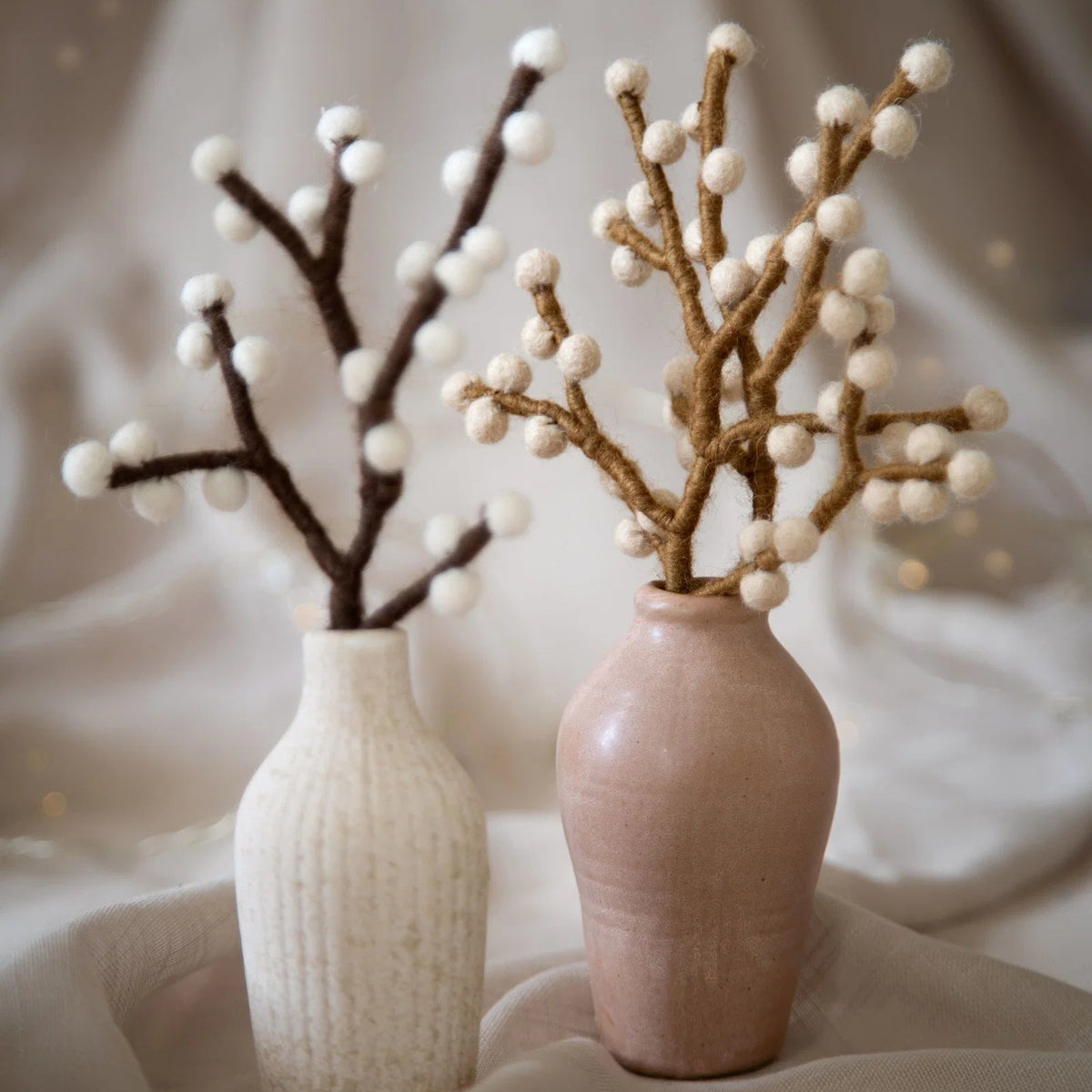 Mini branche en laine avec des petites baies.
