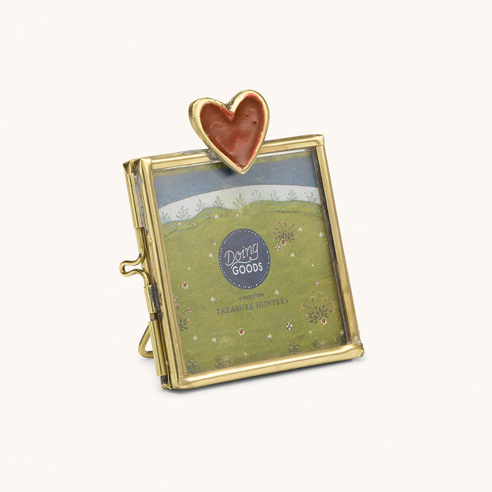 Mini cadre photo en laiton doré avec un coeur rouge incrusté.