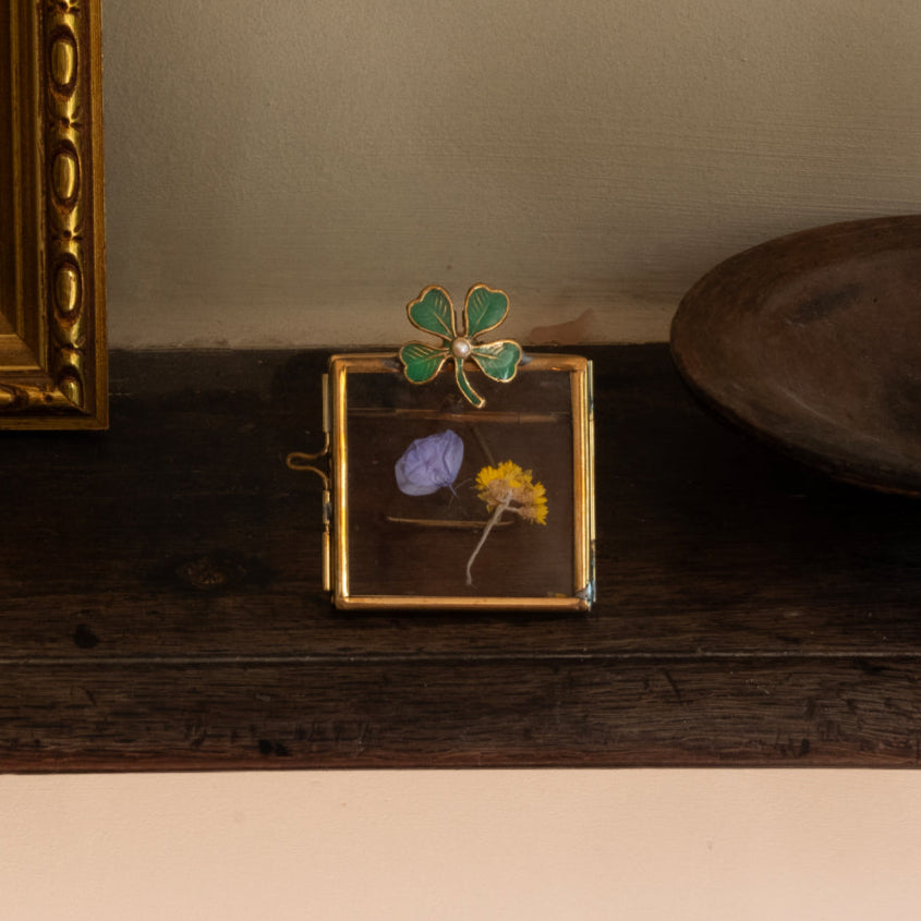 Mini cadre photo en laiton doré avec un trèfle vert incrusté.