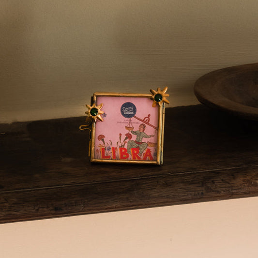 Mini cadre photo en laiton doré avec des étoiles vertes incrustées.