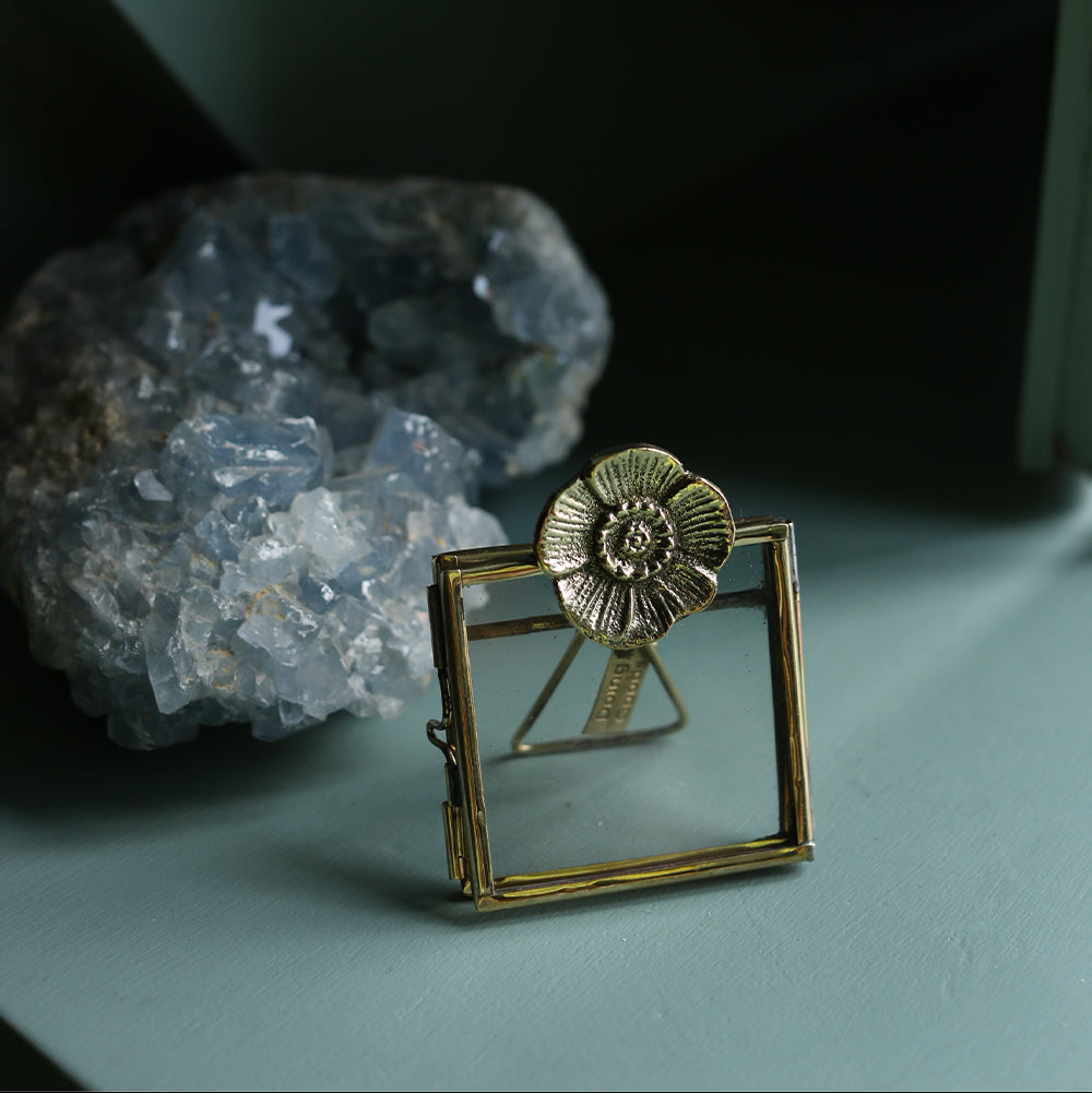 Mini cadre photo en laiton doré avec une fleurs incrustée.