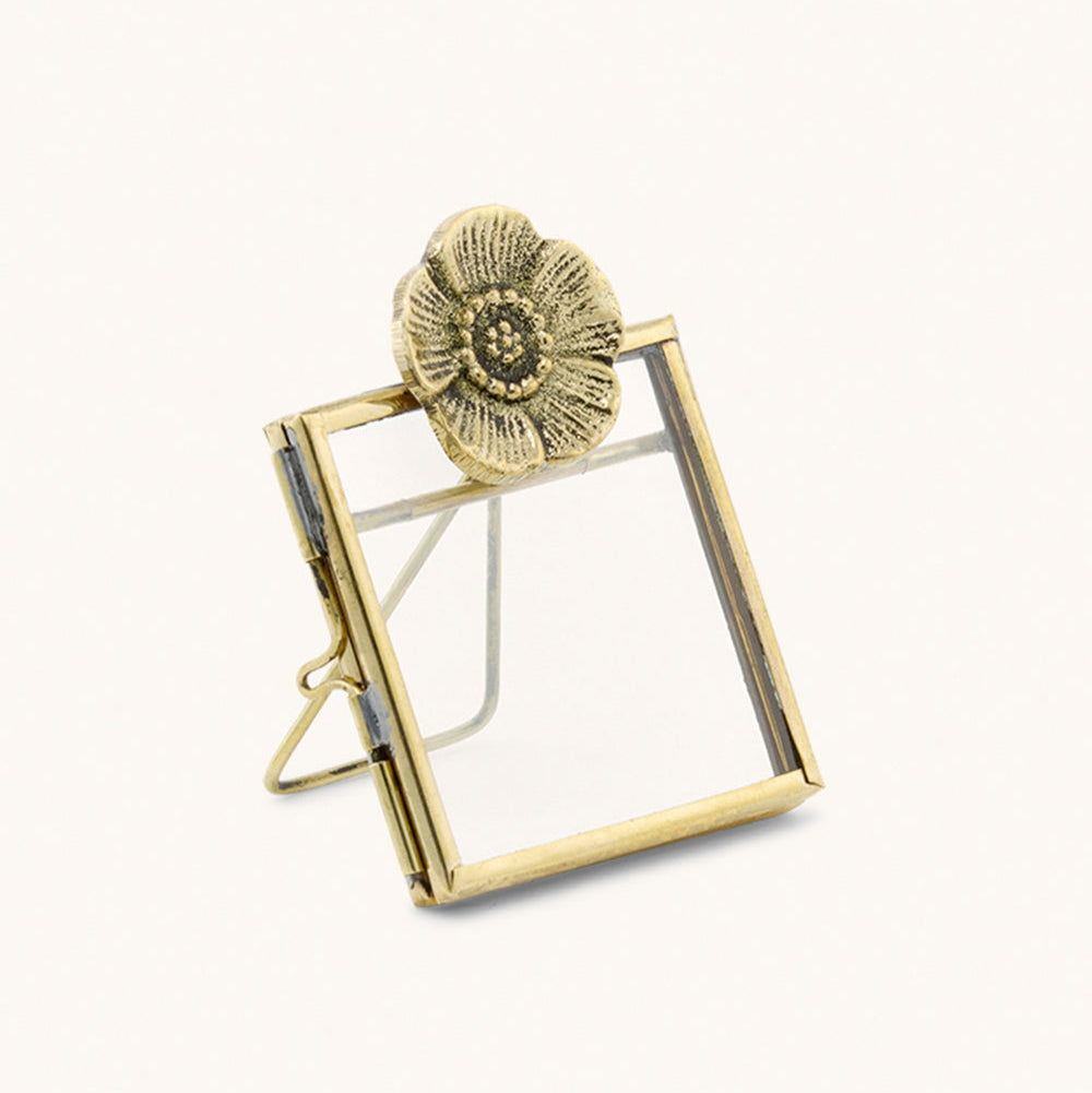 Mini cadre photo en laiton doré avec une fleurs dorée incrustée.