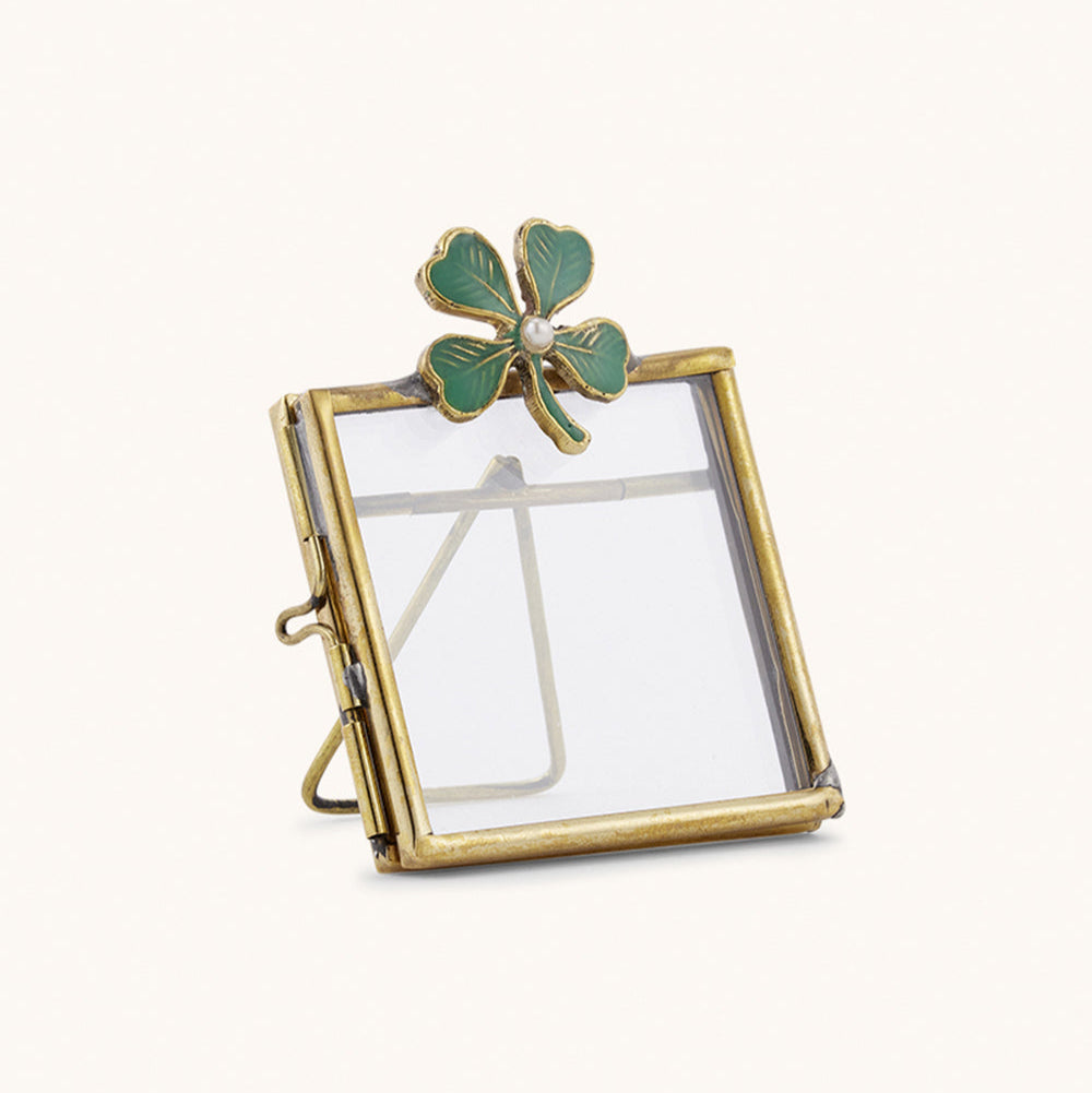 Mini cadre photo en laiton doré avec un trèfle vert incrusté.