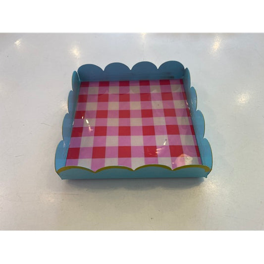 Mini plateau carré en métal finition émail avec un imprimé simple et coloré, encadré par une bordure festonnée. En décoration ou en vide poche