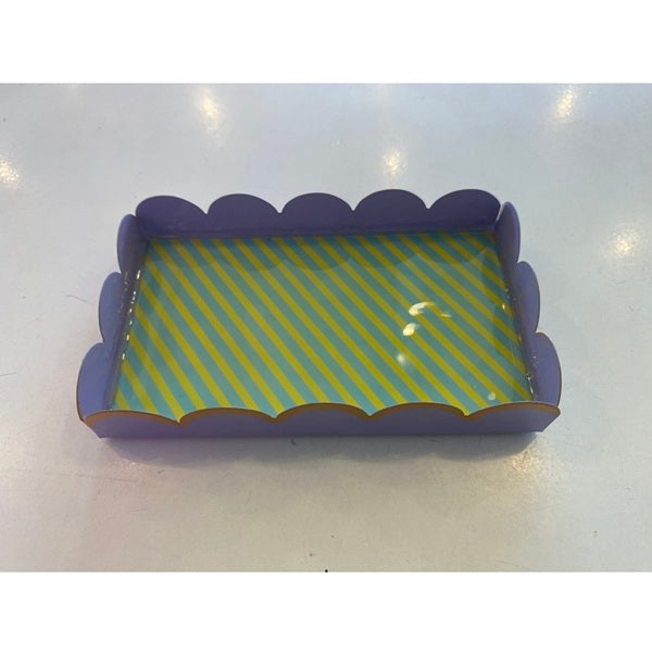 Mini plateau rectangulaire en métal finition émail avec un imprimé simple et coloré, encadré par une bordure festonnée. En décoration ou en vide poche