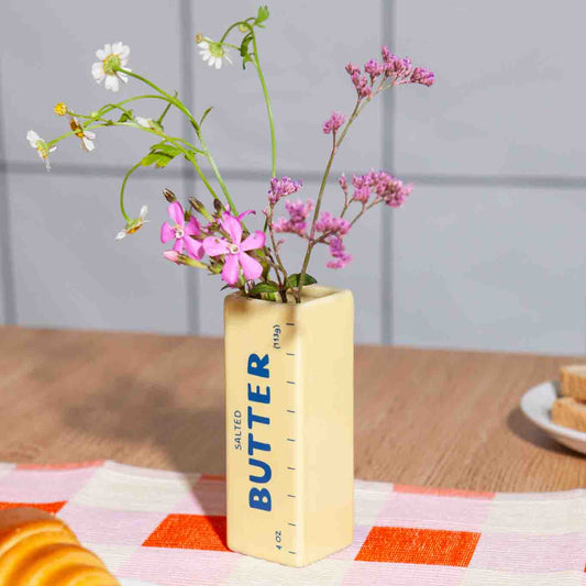 Mini vase en céramique en forme de beurre salé.