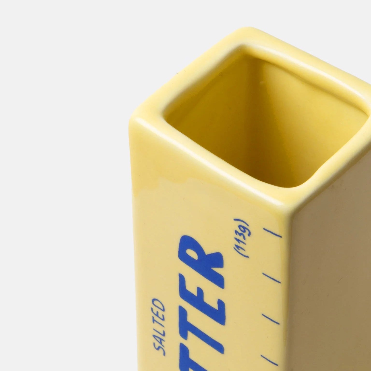 Zoom sur mini vase en céramique en forme de beurre salé.