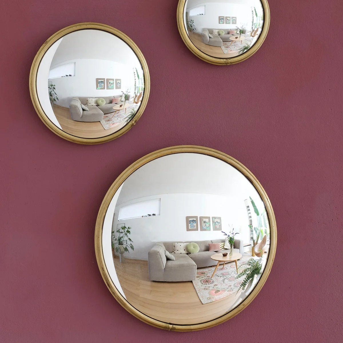 Mur de miroirs convexes de 3 tailles. 