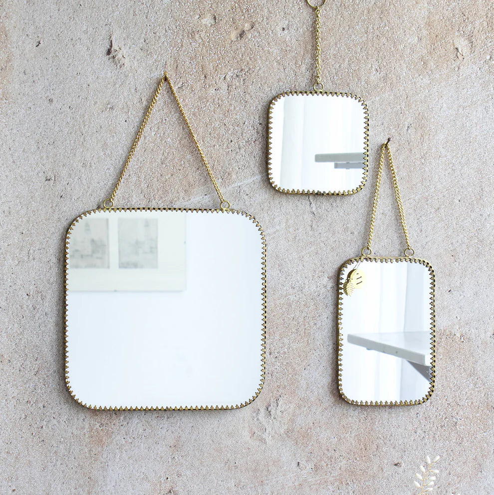 Composition de miroirs suspendus en laiton de forme carrée.