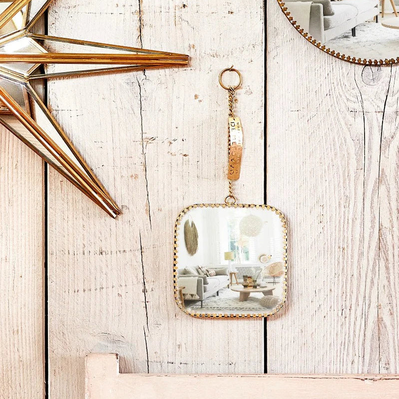 Miroir suspendu carré en laiton.