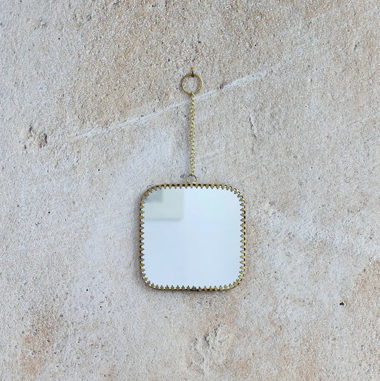 Miroir suspendu carré en laiton.