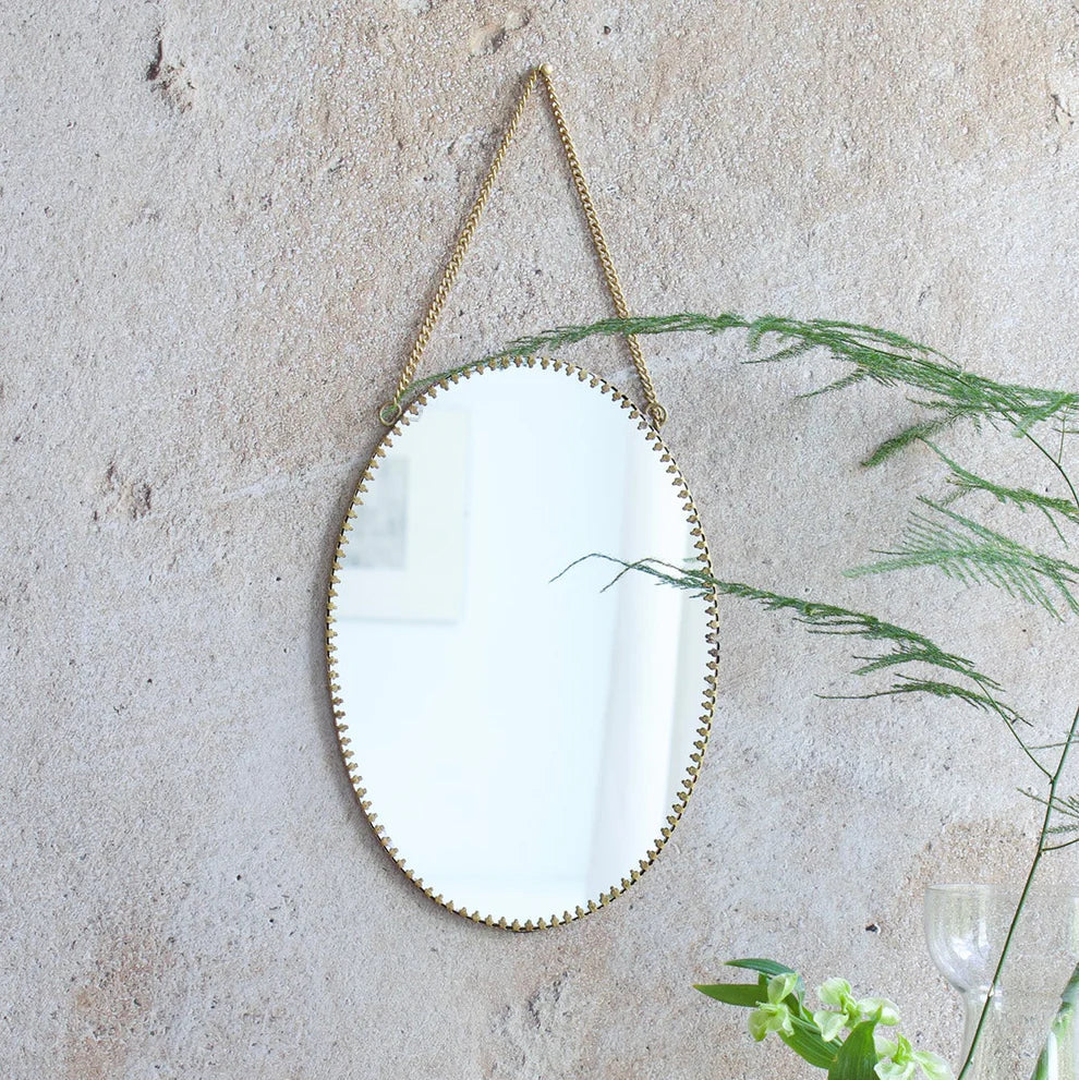 Miroir ovale suspendu en laiton. 