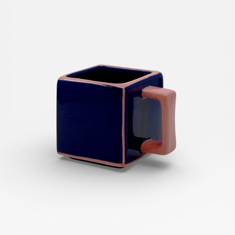 Mug carré bleu et rose.