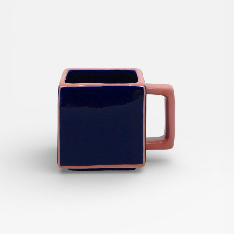 Mug carré bleu et rose.
