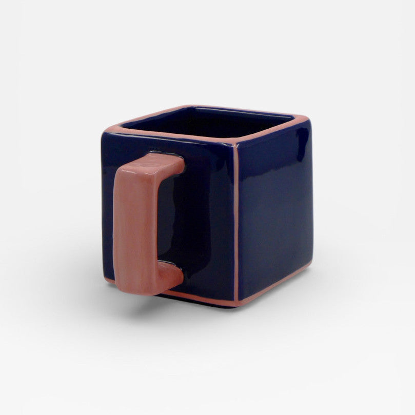 Mug carré bleu et rose.