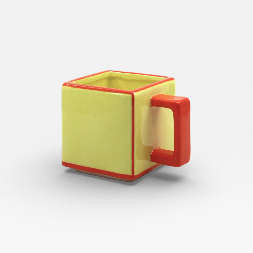 Mug carré jaune et orange.