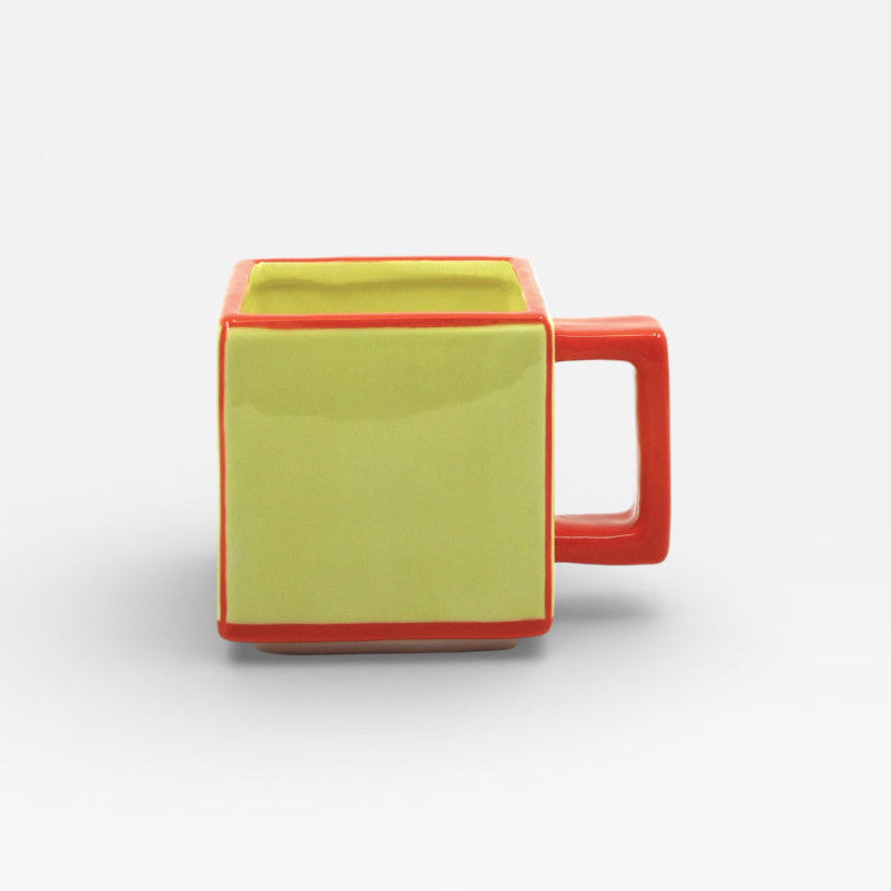 Mug carré jaune et orange.