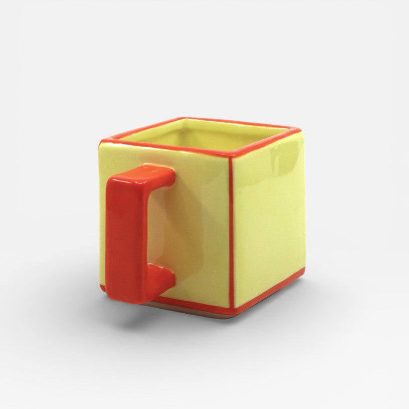 Mug carré jaune et orange.