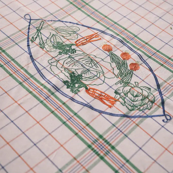 NAPPE_A_CARREAU_ESPRIT_TORCHONVERTE_ET_ROUGE_BRODERIE_LEGUMES-_LA_PETITE_BOITE_JAUNE
