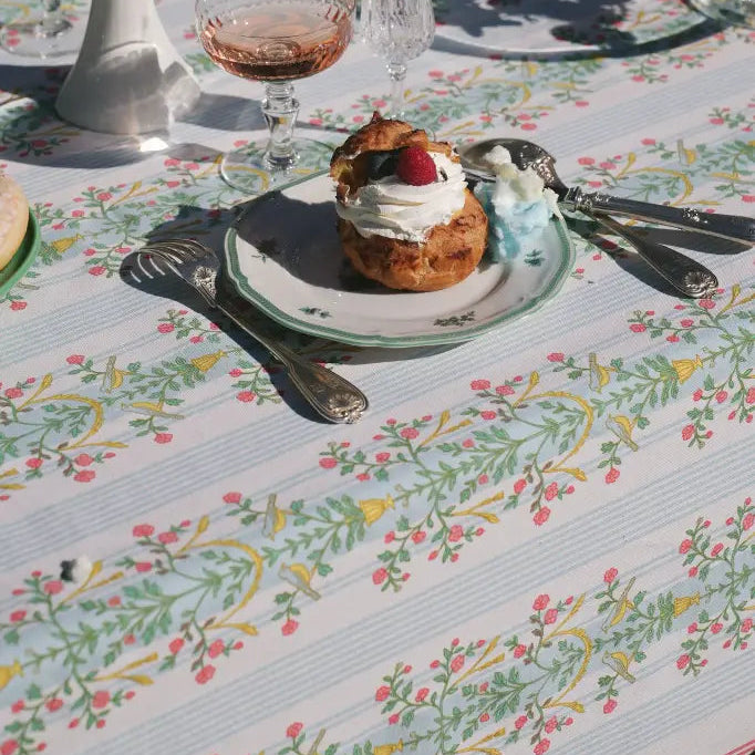 NAPPE_RAYURES ET FLEURS BLEU CIEL ET ROUGES_LA_PETITE_BOITE_JAUNE