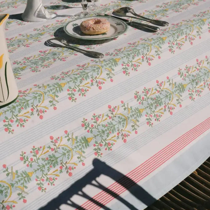 NAPPE_RAYURES ET FLEURS BLEU CIEL ET ROUGES_LA_PETITE_BOITE_JAUNE