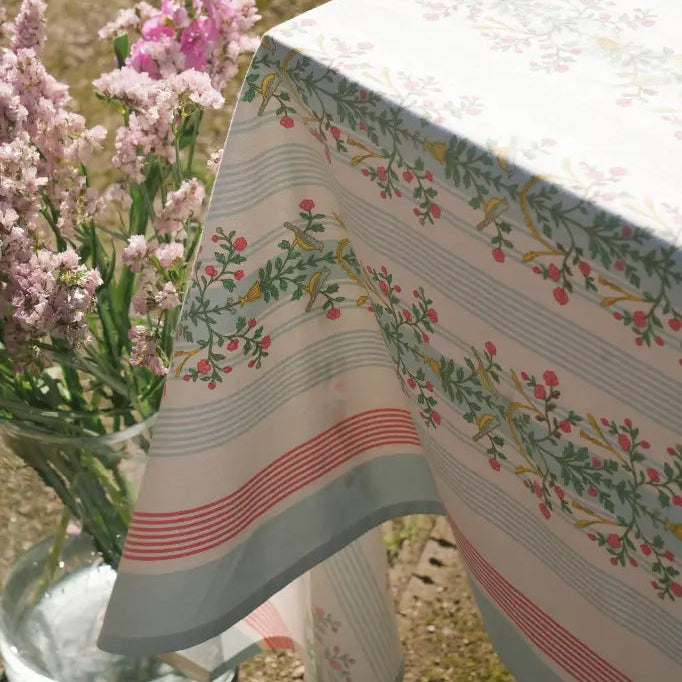 NAPPE_RAYURES ET FLEURS BLEU CIEL ET ROUGES_LA_PETITE_BOITE_JAUNE