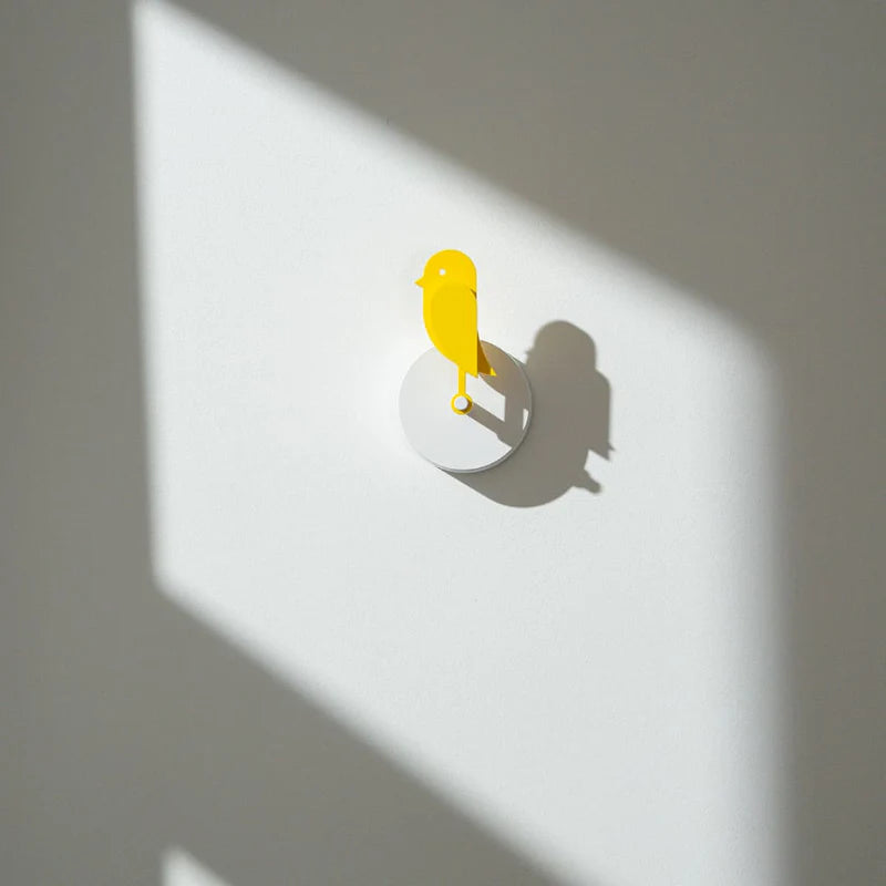 Birdie est un oiseau jaune qui surveille la qualité de l'air de votre intérieur. Ce capteur de CO2 vous accompagne en vous rappelant visuellement d'aérer. 