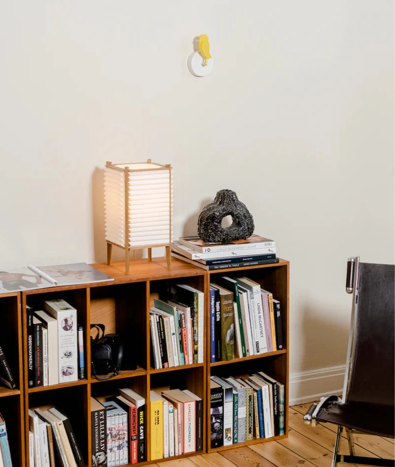 Birdie est un oiseau jaune qui surveille la qualité de l'air de votre intérieur. Ce capteur de CO2 vous accompagne en vous rappelant visuellement d'aérer. 