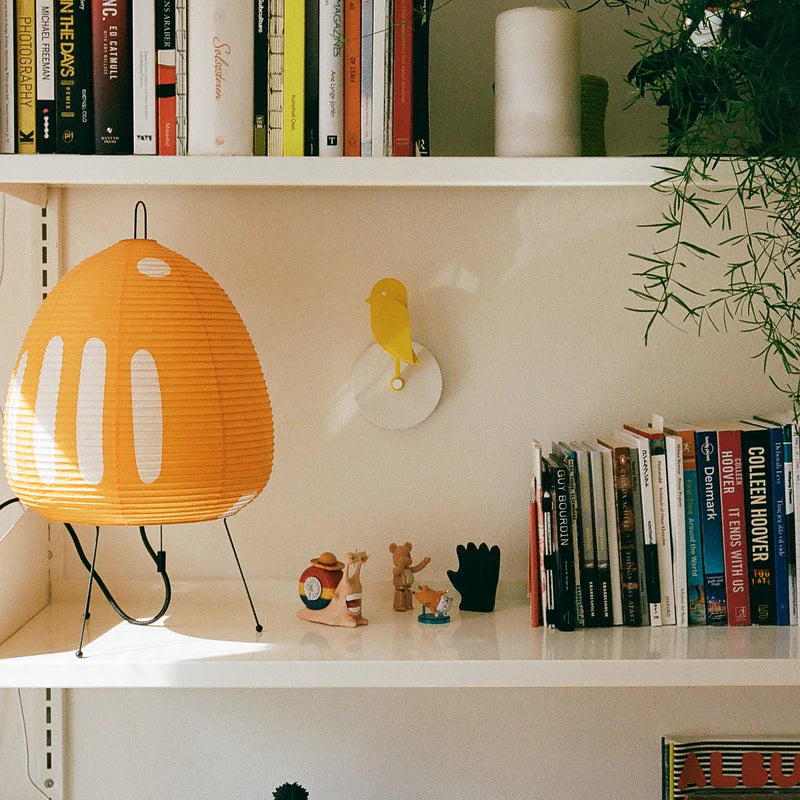 Birdie est un oiseau jaune qui surveille la qualité de l'air de votre intérieur. Ce capteur de CO2 vous accompagne en vous rappelant visuellement d'aérer. 