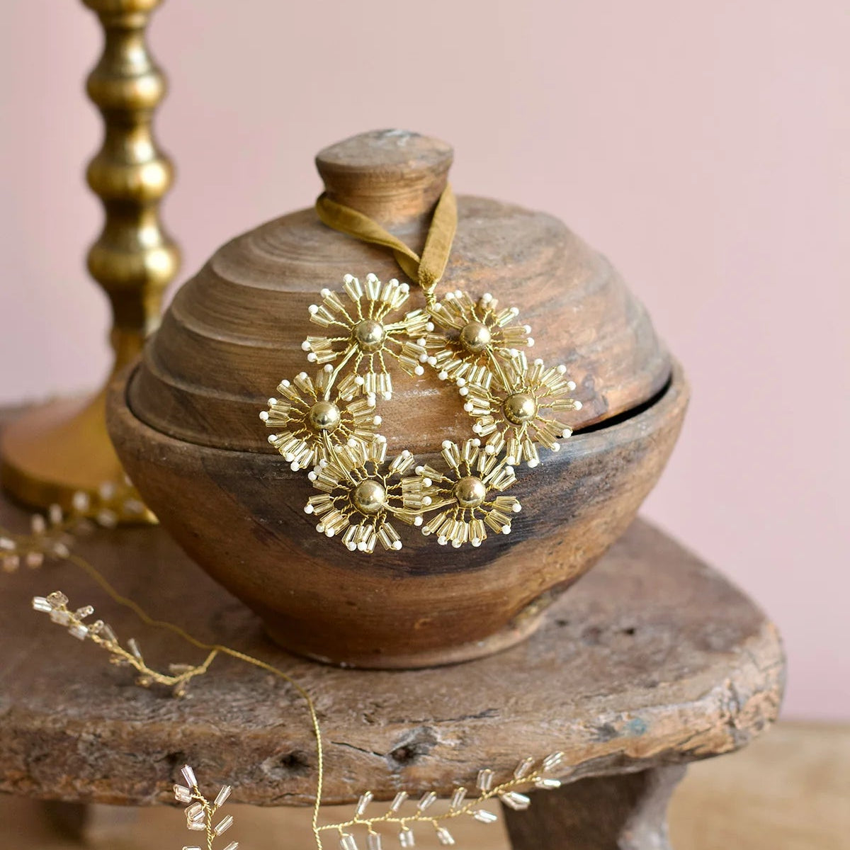 Petites fleurs en fils et perles dorées et blanches à supendre en décoration de Noël.