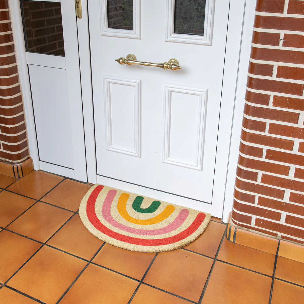 Paillasson semi-circulaire avec dessin arc-en-ciel en fibres de coco.