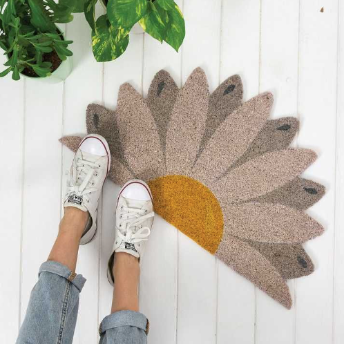 Paillasson en forme de marguerite grise et jaune.