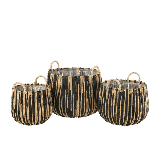 Paniers et cache-pots en roseau de différentes tailles. 