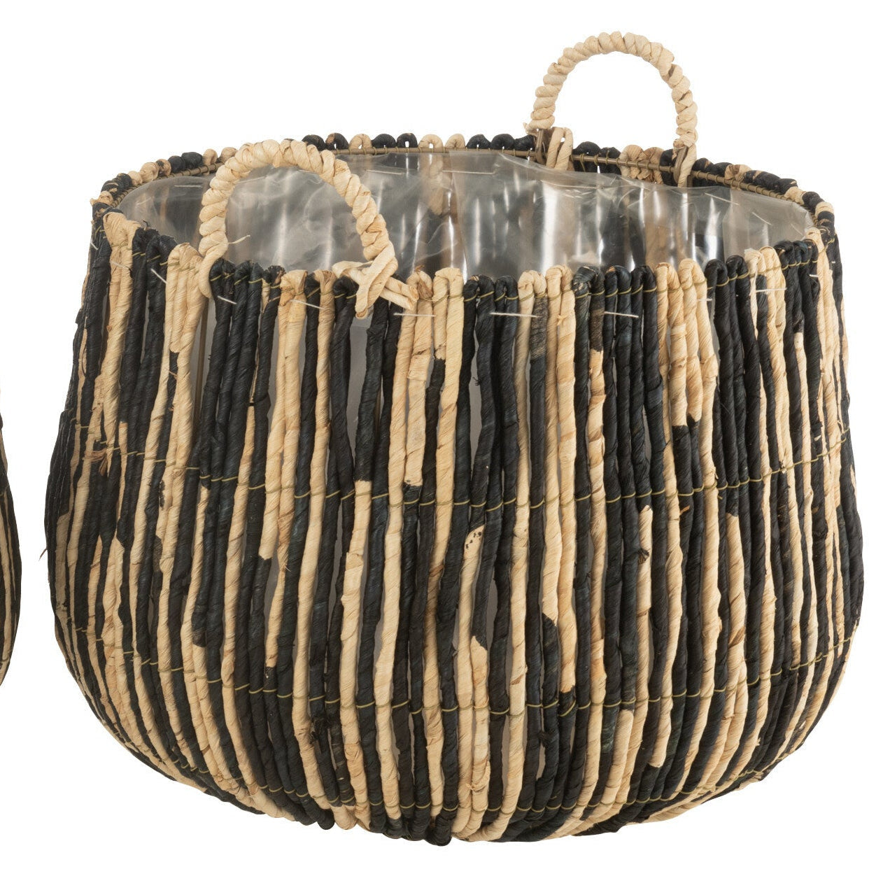 Paniers et cache-pots en roseau de différentes tailles. 