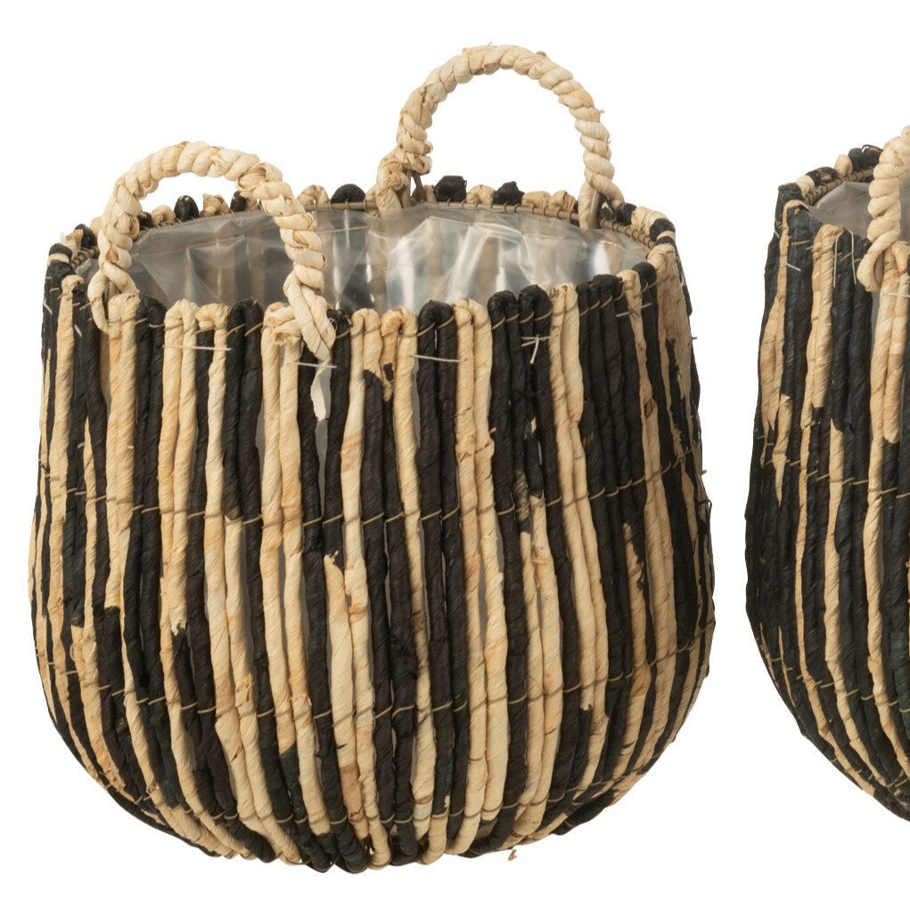 Paniers et cache-pots en roseau de différentes tailles. 