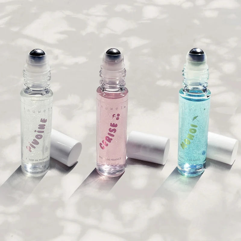 Roll-ons parfumés et pailletés, parfums pivoine, cerise et monoï.