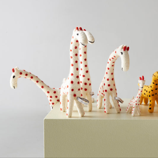 Peluches en laine feutrée, modèle girafe à pois oranges.
