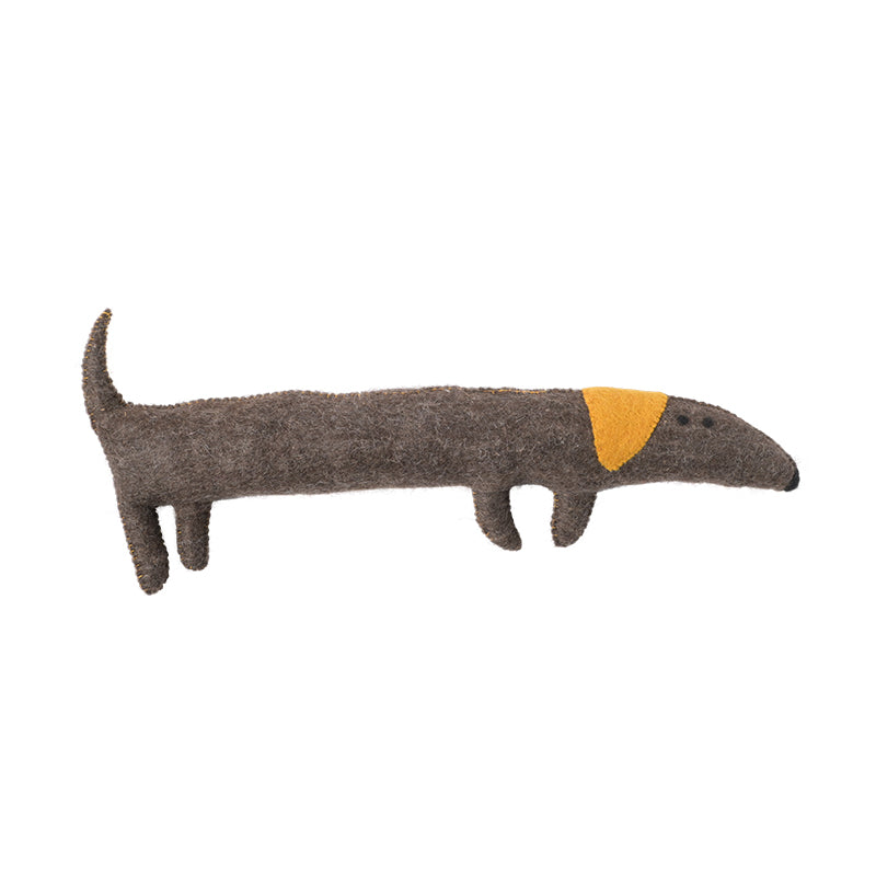Peluche en forme de chien saucisse tout en longueur, en laine bouillie, coloris marron et jaune. 