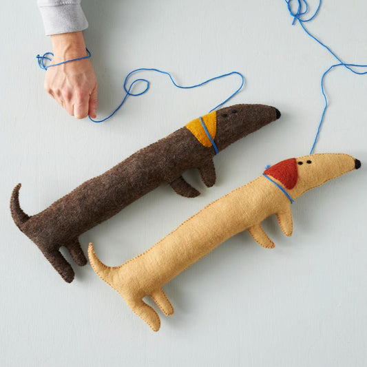 Peluches en forme de chien saucisse, deux modèles, deux couleurs. 