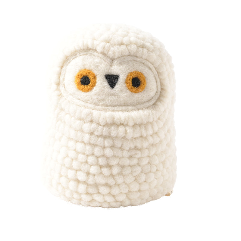 Peluche en forme de chouette blanche en laine feutrée. 